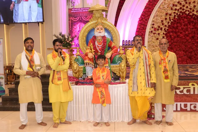 Community members gathered for the ceremonial aarti, photo 12, 17 October 2026